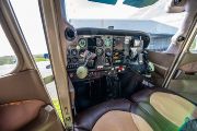 Kromě letadla s pilotem potřebuje „nebeský“ archeolog i další vybavení. Dříve, ještě před nástupem digitálního věku, to byly tři fotoaparáty (barevný a černobílý negativ, barevná inverze), dnes stačí jeden digitální. Výzkumník využívá také kameru s co nejlepší stabilizací při pořizování videozáběrů a příruční stanici globálního navigačního satelitního systému (GPS).