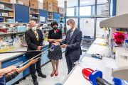 Jiří Neužil, vedoucí laboratoře molekulární terapie, který stojí za vývojem nové protirakovinové látky MitoTam, oznámil, že úspěšně prošla první fází klinického testování. „Snažíme se cílit na jakousi Achillovu patu nádorové buňky, kterou když zasáhneme, tak se z toho nevzpamatuje,“ uvedl.