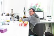 Moderní šlechtění se opírá o spoustu měřitelných parametrů z laboratoře. „Klíčové jsou vzhled, chuť, konzistence dužniny, její pevnost a cukernatost, ale i obsah alergenů nebo skladovatelnost,“ říká Jan Zima ml.