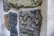 Při procházce josefovským hřbitovem nás průvodci upozorňují na fragmenty náhrobků, usazených v ohradní zdi. Byly sem přeneseny ze staršího zrušeného pohřebiště z území, kudy dnes vede Vladislavova ulice (prostor za obchodním domem Quadrio).