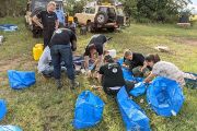 IKEA tašky se v africkém terénu ukázaly být nepostradatelným předmětem. Vejde se do nich hodně věcí a jsou zdaleka vidět.