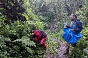 Velké modré tašky si většinou spojujeme s jedním velkým obchodem s nábytkem, v africkém terénu se ale hodí k odběru a sběru vzorků.  Snímek pochází z Národního parku Mt. Rwenzori v Ugandě (2022).