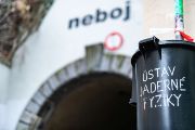 The word “NEBOJ” (DON’T WORRY) is emblazoned in big bold letters right above the Karlín entrance to the Žižkov tunnel. But it’s not worry that we’re feeling – it’s curiosity. What’s hidden inside the tunnel? We can find a small clue that there’s something “sciencey” going on in here just outside the tunnel entrance: a trashcan labeled “NUCLEAR PHYSICS INSTITUTE.”