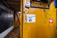 Že nejde jen o obyčejnou laboratoř, naznačuje mimo jiné cedule s nápisem „Kontrolované pásmo“ a značkou upozorňující na riziko radiace.