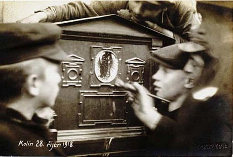 Říjen 1918 - přemalovávání symbolů monarchie