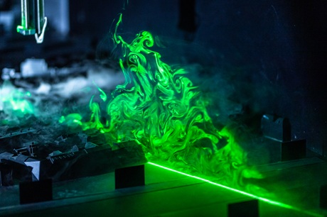 Laser ozařuje model