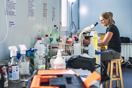 Kateřina Kopalová v laboratoři na základně Esperanza