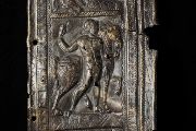 Bronzová náprsní destička ze šupinového pancíře s reliéfní výzdobou z Hradiska u Mušova, 2. pol. 2. stol. n. l. 