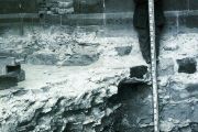 Pražský hrad, III. nádvoří, konec. 20. let 20. století, geodet při práci u katedrály. 