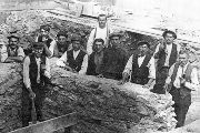 Pražský hrad, III. nádvoří, 20. léta 20. století archeologičtí dělníci.