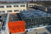 Nový skleník Ústavu experimentální botaniky AV ČR se nachází v areálu Akademie věd ČR v Praze-Lysolajích. Část s oranžovou fasádou vlevo je přípravna sloužící pro sázení rostlin a další pěstební práce.