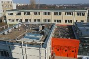 Střecha ubytovací části (vlevo) a přípravny skleníku s fotovoltaickými panely