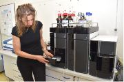 Přístroj HPLC Shimadzu Nexera LC-40 s hmotnostním detektorem, který je využíván k detekci antibiotik a jejich degradačních produktů v kontaminovaných vodách. 