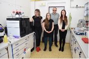 Tým Centra pro inovace v oboru nanomateriálů a nanotechnologií v Ústavu fyzikální chemie J. Heyrovského AV ČR (zleva: Lenka Belháčová, Eliška Mikysková, Jiří Rathouský a Olha Zin)