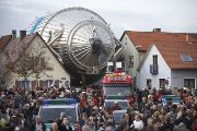 Těžko zachytitelná neutrina v KATRIN měří obří spektrometr (foto z transportu zařízení v roce 2006).  Tým ÚJF AV ČR pro měření dodává emanační generátor Kr-83m na bázi Rb-83. Plynný Kr-83m je zdrojem elektronů o přesně známé energii, které umožňují docílit mimořádně vysoké spolehlivosti měření.  Fotografie zachycuje poslední fázi nesnadného transportu vakuové nádoby hlavního spektrometru KATRIN po předchozí 8800 km dlouhé říční a námořní cestě z výrobního závodu v Deggendorfu do KIT  (vzdušná vzdálenost jen 220 km).